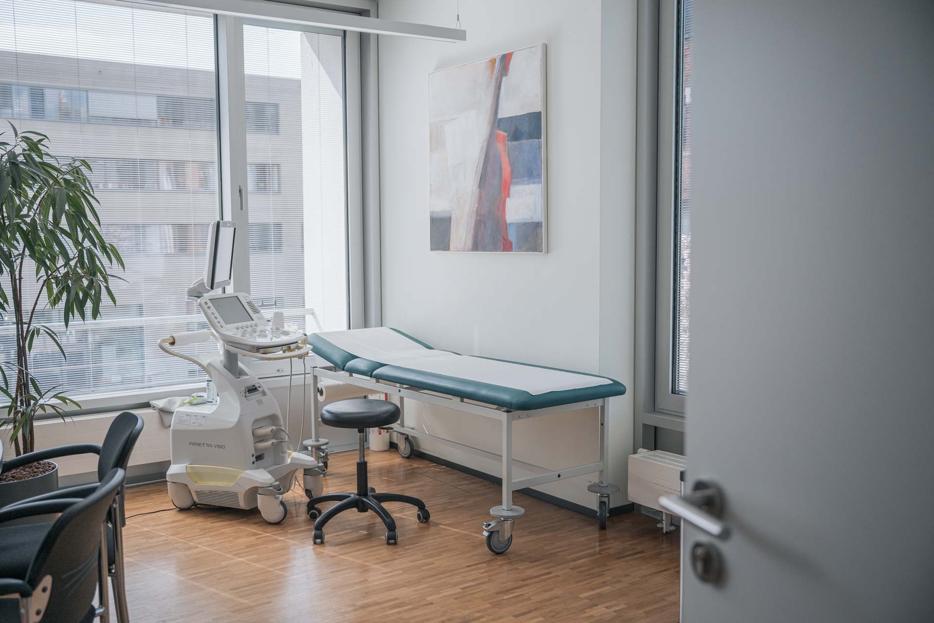 CCD Behandlungszimmer mit Liege und Ultraschallgerät