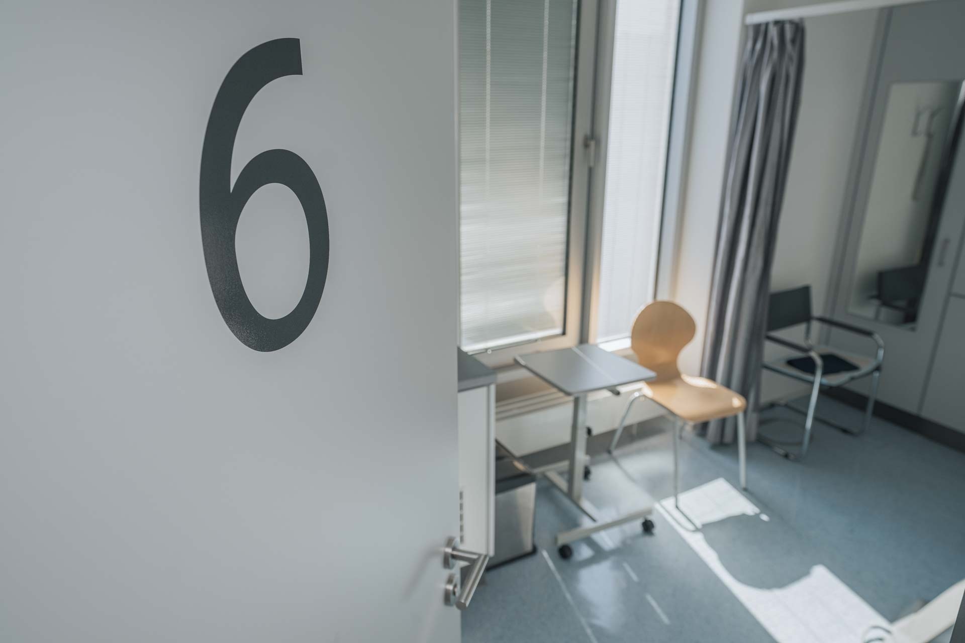 Blick durch eine offene Tür in ein Behandlungszimmer