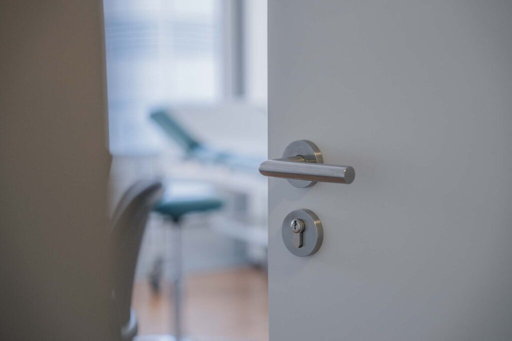 Blick durch eine offene Tür in ein Behandlungszimmer