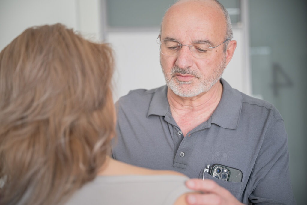 Diagnosegespräch zwischen Dr. Paul Müller und einer Patientin im CCD Augsburg